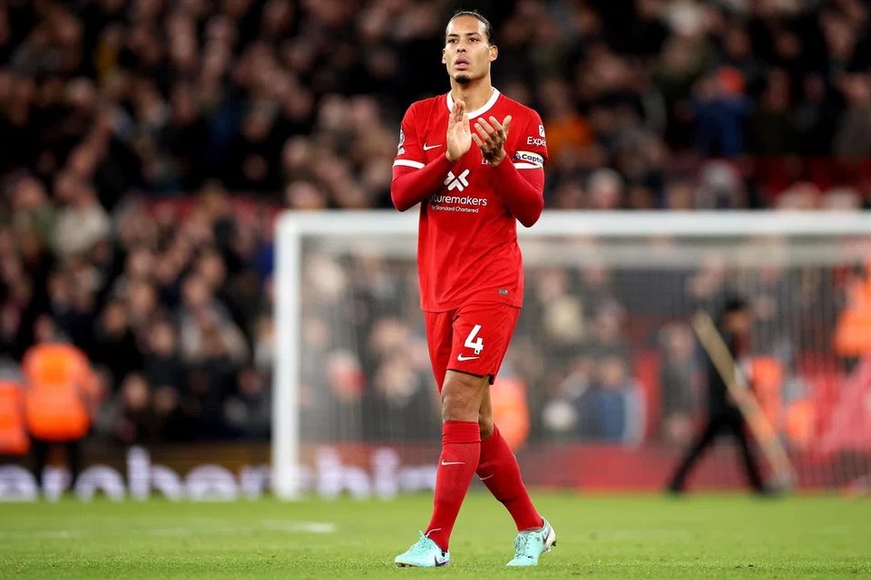 GAYA PERMAINAN DIKRITIK: Virgil van Dijk (atas) menafikan dakwaan pengulas sukan, Roy Keane bahawa beliau angkuh selepas beliau mengkritik Manchester United yang bermain secara defensif.