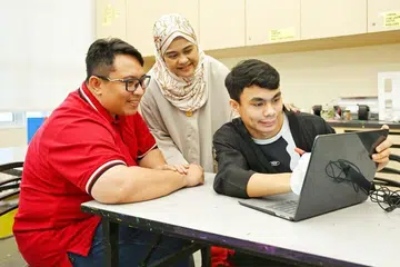(Dari kanan) Mohammad Zulkhairi Lutfi Mohd Azam, bersama ibu bapanya, Cik Wahidah Ismail dan Encik Azam Jibani.