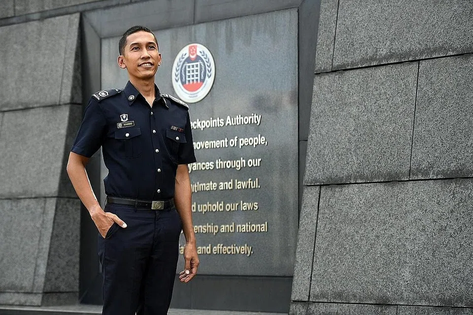 MEMANFAATKAN TEKNOLOGI: CI(1) Muhammad Latiff telah mencipta pelbagai kemudahan latihan yang banyak memanfaatkan teknologi serta menggabungkannya dengan elemen digital agar pegawai ICA yang sedang mengikuti latihan dapat menjalani latihan yang mencerminkan keadaan sebenar ketika menjalankan tugas. - Foto BH oleh DESMOND FOO