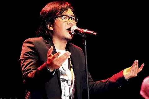 DIHAMBAT REVOLUSI MUZIK: Ari Lasso kecewa karya muzik tidak dilindungi dan penyanyi diminta segerakkan bibir atau 'lipsync'. - Foto OKEZONE