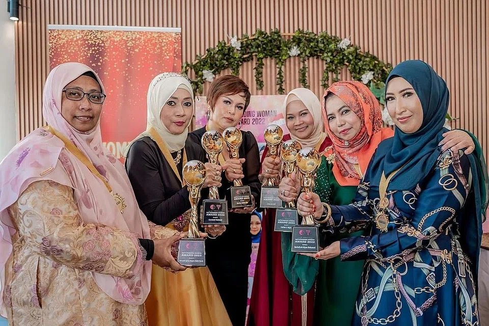 ANTARA PENERIMA: Enam daripada 10 wanita yang menerima Anugerah Cemerlang Wanita 2022 di majlis penyampaian anugerah pada 4 Jun lalu ialah (dari kiri) Ustazah Zarina Begam Abdul Razak, Cik Azmawati Mahmud, Cik Shasha Ashita Abu, Cik Linda Ma'arof, Cik Fadilah Majid dan Cik Norhafizah Nijam Mohamed. - Foto-foto LITTLE.HD