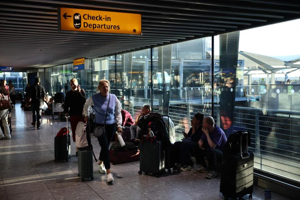 gangguan trafik udara Britain, Singapore Airlines, penerbangan dibatalkan, cancelled flights, london, lapangan terbang heathrow, heathrow airport