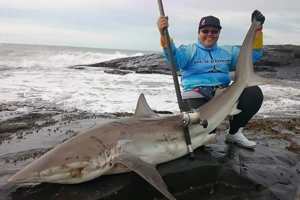Cik Nurshafika Salleh menangkap ikan jerung tembaga di Afrika Selatan pada 2015.