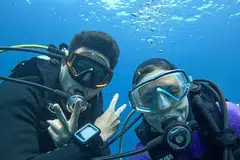 Cik Ashley Benson dan Encik Adib Mattar menyelam di Crystal Bay di Nusa Penida, Bali pada 2023.