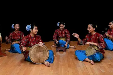 JUARA PERADUAN NORMA BARU: Inilah sebahagian anggota kumpulan dikir barat wanita Ardwinda daripada ITE Kolej Central yang menjuarai secara keseluruhan Piala Suara Serumpun 2020 yang diadakan dalam talian. Mereka terdiri daripada (dari kiri) Cik Nurul Shahfika, Cik Nurul Pratiwi, Cik Nur Atiqah, Cik Erin Irdina dan Cik Hanisha Ferlyna. - Foto BH oleh KHALID BABA