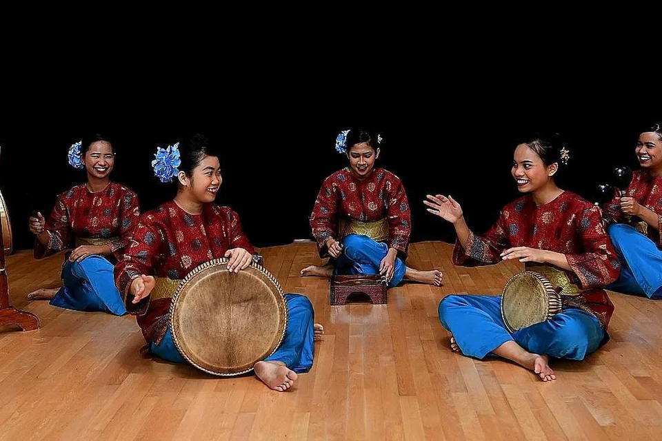 JUARA PERADUAN NORMA BARU: Inilah sebahagian anggota kumpulan dikir barat wanita Ardwinda daripada ITE Kolej Central yang menjuarai secara keseluruhan Piala Suara Serumpun 2020 yang diadakan dalam talian. Mereka terdiri daripada (dari kiri) Cik Nurul Shahfika, Cik Nurul Pratiwi, Cik Nur Atiqah, Cik Erin Irdina dan Cik Hanisha Ferlyna. - Foto BH oleh KHALID BABA