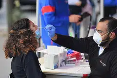 JALANI UJIAN: Seorang pekerja perubatan sedang melakukan pemeriksaan hidung ke atas seorang pelajar bagi pengesanan Covid-19 di pusat Perikatan Kesihatan Brooklyn Health Medical Alliance di Bandar New York pada 8 Oktober lalu. - Foto AFP