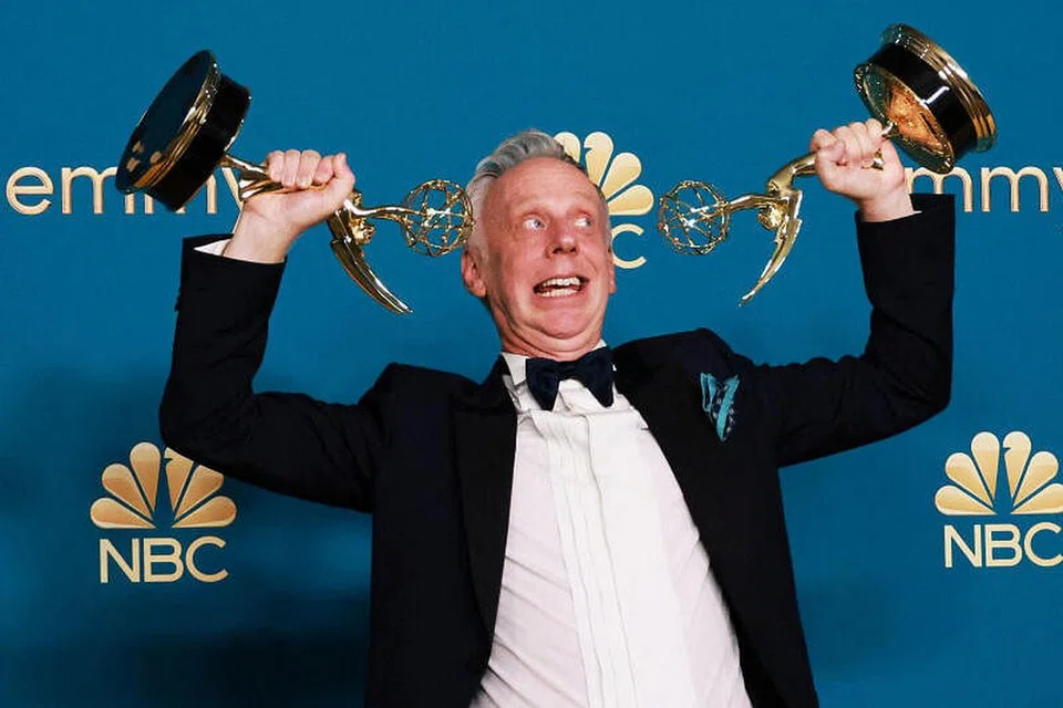 PENGARAH DAN PENULIS NASKHAH TERBAIK: Mike White daripada drama The White Lotus. - Foto REUTERS