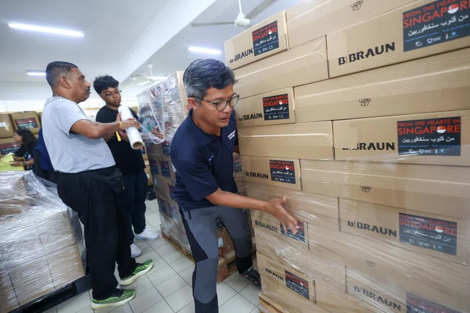 Encik Raziff Hamid antara 300 relawan yang turun padang membungkus barangan keperluan bantuan bagi masyarakat yang terjejas di Gaza.