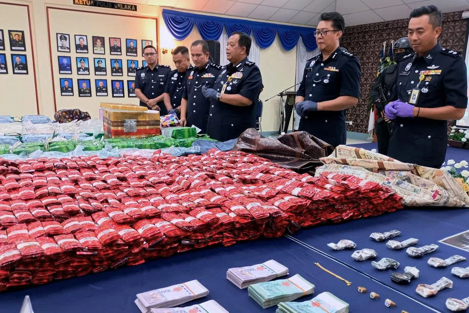 RAMPASAN BESAR: Ketua Polis Melaka, Datuk Zainol Samah (tiga, kanan), menunjukkan pelbagai jenis dadah yang dirampas.