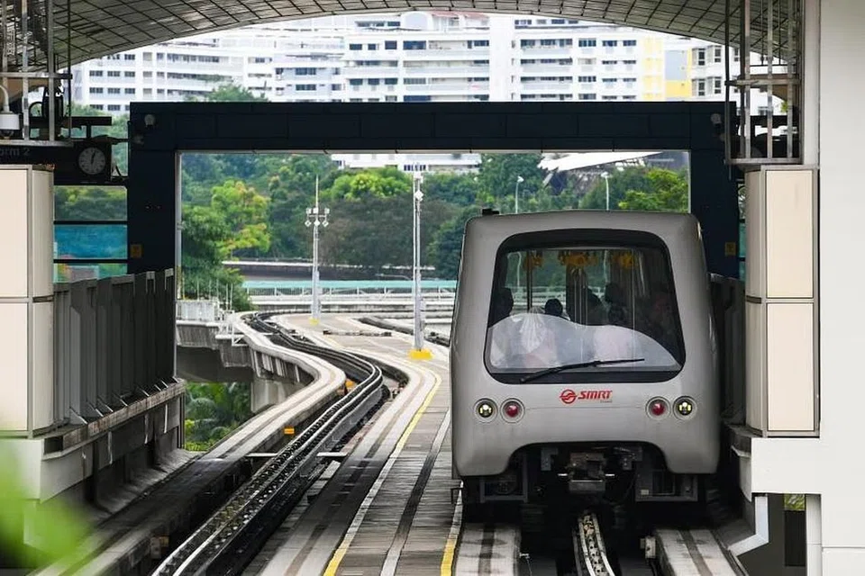 Tempoh siap pembaruan BPLRT telah ditangguhkan selama dua tahun dari 2024 hingga 2026, disebabkan kekurangan tenaga kerja dan gangguan rantaian bekalan semasa menaiki LRT Bukit Panjang.