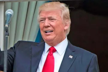 ENCIK DONALD TRUMP: Amerika bersetuju menghantar lebih awal sistem pertahanan peluru berpandu Thaad yang dikatakan dapat melindungi Seoul daripada ancaman Korea Utara. - Foto AFP