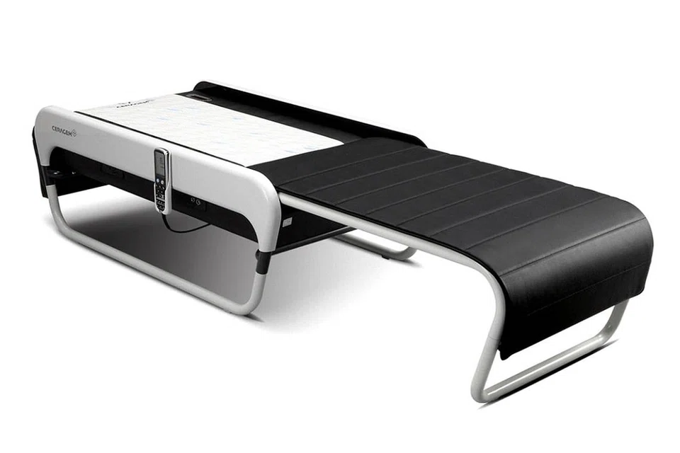 TEKNOLOGI CANGGIH: Ceragem Master V3 memberi kesan urut, tekanan tubuh, haba, pancaran inframerah dan ion negatif. - Foto CERAGEM INTERNATIONAL MARKETING