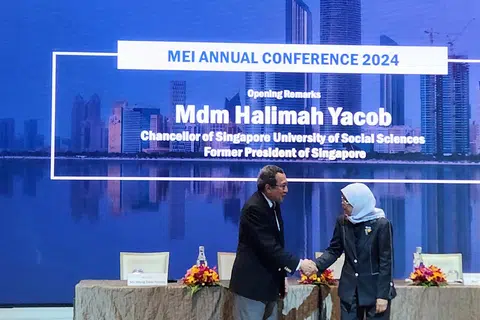 Mantan Presiden Puan Halimah Yacob bersama Pengerusi Institut Timur Tengah (MEI) di Universiti Nasional Singapura (NUS), Encik Bilahari Kausikan, di Persidangan Tahunan Institut Timur Tengah (MEI), Universiti Nasional Singapura pada 25 Jun di Hotel Orchard.