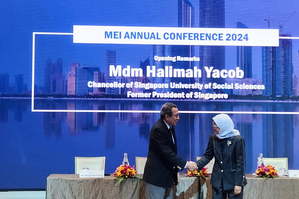 Mantan Presiden Puan Halimah Yacob bersama Pengerusi Institut Timur Tengah (MEI) di Universiti Nasional Singapura (NUS), Encik Bilahari Kausikan, di Persidangan Tahunan Institut Timur Tengah (MEI), Universiti Nasional Singapura pada 25 Jun di Hotel Orchard.