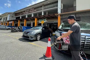 Seorang peniaga, Encik Alif Abdullah, terpaksa meletak kon penghadang berikutan kawasan meletak kereta  awam di situ dimonopoli kenderaan pekerja Malaysia di Singapura sejak dua tahun lalu di Gelang Patah, Johor. 