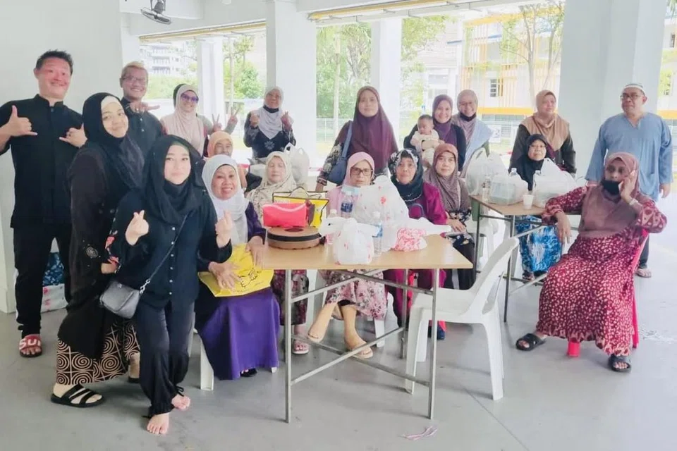 Beberapa kaum ibu bersama kaum bapa daripada Qaryah Bedok Reservoir Rise sekitar majlis tahlil yang diadakan sebelum bulan Ramadan ini. 