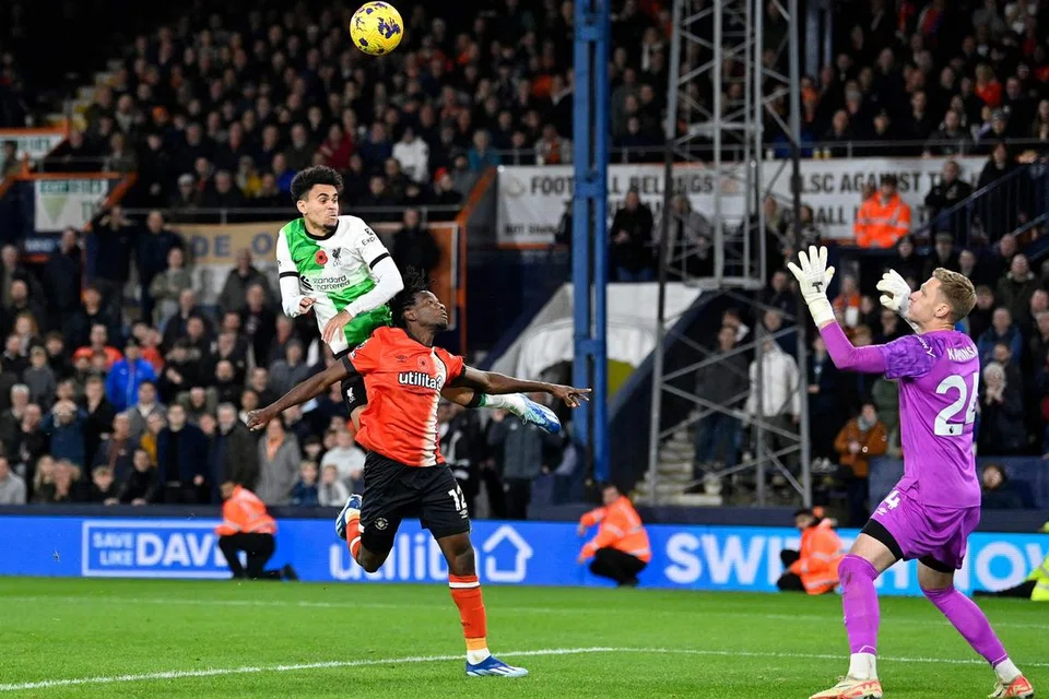 JARING GOL: Tandukan pemain Liverpool Luis Diaz berhasil menyamakan kedudukan Liverpool seri 1-1 dengan Luton Town dalam perlawanan Liga Perdana England pada Isnin.