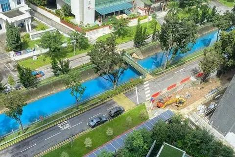 BERTUKAR WARNA: Air di Longkang Besar Bukit Timah di antara Keng Lee Road dengan Kampong Java Road bertukar warna biru terang pada 17 Januari, namun agensi air negara PUB berkata mutu air didapati normal. 