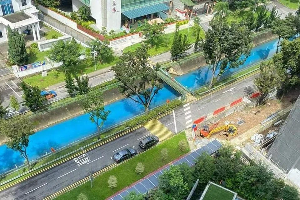 BERTUKAR WARNA: Air di Longkang Besar Bukit Timah di antara Keng Lee Road dengan Kampong Java Road bertukar warna biru terang pada 17 Januari, namun agensi air negara PUB berkata mutu air didapati normal. 