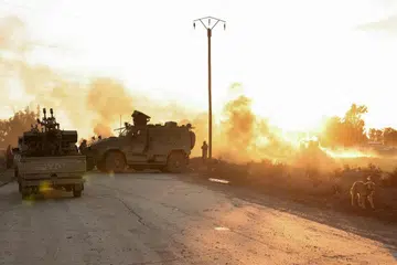 Anggota tentera berkumpul berhampiran penjara di Raqqa, tempat tentera Syria mengepung anggota Pasukan Demokratik Syria (SDF) selepas tentera Syria menguasai bandar Raqqa,  pada 19 Januari 2026.