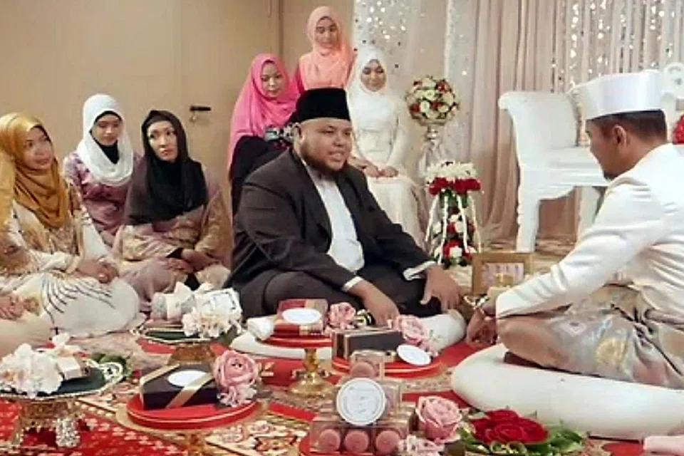 MAHU MASYARAKAT KENALI PERANAN TOK KADI: Selain menyumbang kepada kandungan dan pengolahan skrip, Ustaz Muhammad Zahid Zin turut melakukan penampilan khas sebagai jurunikah Ustaz Shahrul dalam episod terakhir drama Kisah Tok Kadi, yang disiarkan Isnin lalu. - Foto TOGGLE