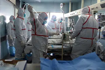DIBERI RAWATAN: Seorang pesakit selesema burung H7N9 diberi rawatan di sebuah hospital di Wuhan, tengah China. Wabak selesema burung H7N9 di China mengorbankan 79 orang bulan lalu. Kini Kelantan pula disahkan positif H5N1 apabila sampel tiga ayam mati di negeri itu diperiksa. - Foto AFP