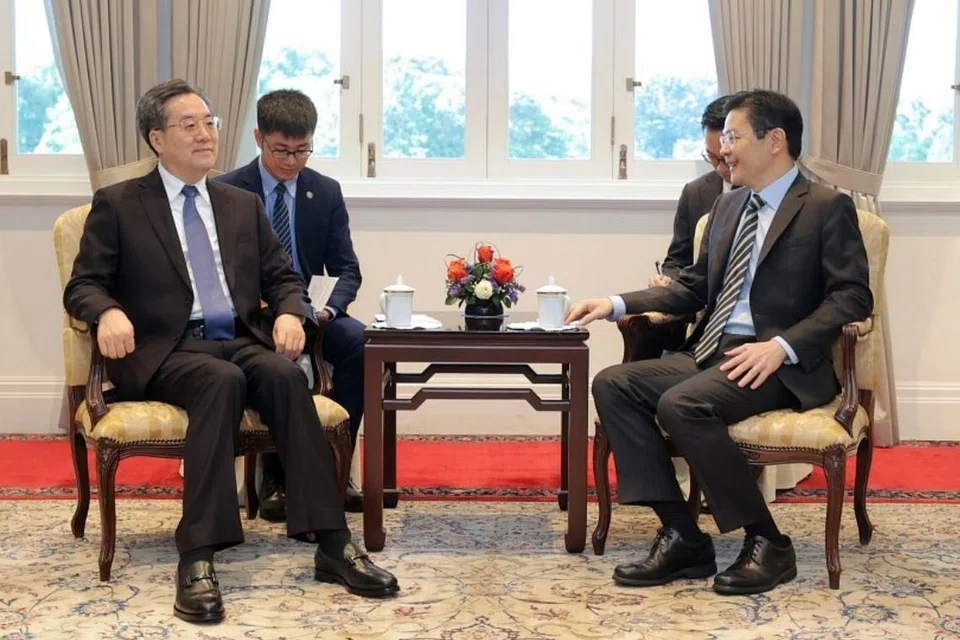 Naib Perdana Menteri China, Encik Ding XueXiang (kiri) mengadakan perbincangan bersama Perdana Menteri, Encik Lawrence Wong. 