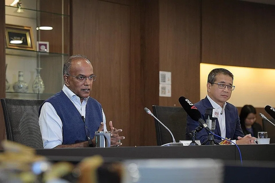 TANGANI KESAN COVID-19: Menteri Ehwal Dalam Negeri merangkap Undang-Undang K. Shanmugam dan Menteri Negara Kanan (Undang-Undang merangkap Kesihatan) Edwin Tong semasa satu taklimat media menerangkan kepada media tentang Rang Undang-Undang Covid-19 (Langkah-Langkah Sementara). - Foto BH oleh ALPHONSUS CHERN