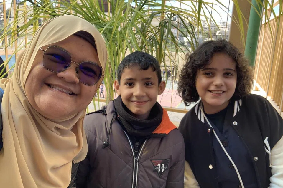 ANAK YATIM: Pengarah Noor Mohamad Services & Travel Pte Ltd, Ustazah Juyda Noor Mohamad, melawat sebuah sekolah yang menempatkan anak-anak yatim Islam di Palestin semasa kembara Israk dan Mikraj pada 2022. 