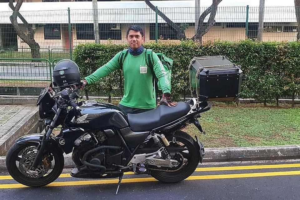 MASIH BANYAK PERMINTAAN: Penghantar makanan GrabFood, Encik Muhammad Alif Mohd Jasmin berkata beliau melihat lebih banyak tempahan pada Fasa 2 berbanding Fasa 1 meskipun orang ramai sudah boleh makan di luar. - Foto ihsan MUHAMMAD ALIF MOHD JASMIN