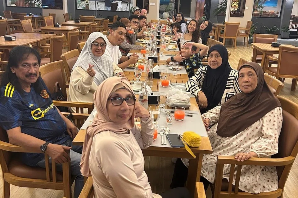 Penulis bersama keluarga menikmati sajian di restoran hotel Triton Exotica, yang tersedia di bawah pakej serba lengkap - salah satu strategi yang banyak membantu menjimatkan kos perbelanjaan makanan mereka sepanjang berada di Maafushi.