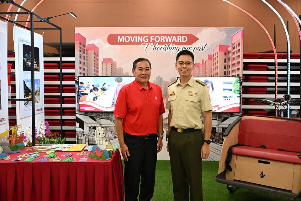 Pengerusi Bersama Jawatankuasa Sambutan Kejiranan Perbarisan Hari Kebangsaan (NDP), Kolonel Edwin Chua (kanan) dan Pengerusi Bersama Jawatankuasa Sambutan Kejiranan NDP yang juga Pengarah Kumpulan Persatuan Rakyat (PA), Encik Pow Choon Ghee, dalam sesi taklimat pada 12 Julai berkongsi kegiatan sempena sambutan kejiranan.