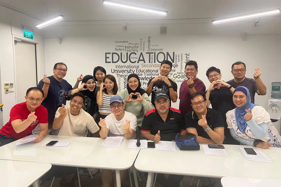 Diana Nazyra (berdiri dua dari kiri) bersama aktivis akar umbi Tampines West yang menjalani latihan vokal bimbingannya, sebagai usaha menajamkan suara untuk persembahan Hari Kebangsaan pada 16 Ogos lalu,