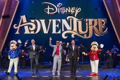 (Dari kiri) Pengerusi Disney Experiences, Encik Josh D’Amaro; pelakon Robert Downey Jr. serta Presiden Disney Signature Experiences, Encik Joe Schott, bersama Mickey Mouse dan Minnie Mouse pada majlis perasmian kapal Disney Adventure di Pusat Kapal Persiaran Marina Bay Singapura (MBCCS). 