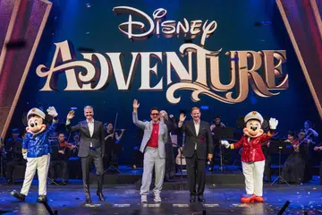 (Dari kiri) Pengerusi Disney Experiences, Encik Josh D’Amaro; pelakon Robert Downey Jr. serta Presiden Disney Signature Experiences, Encik Joe Schott, bersama Mickey Mouse dan Minnie Mouse pada majlis perasmian kapal Disney Adventure di Pusat Kapal Persiaran Marina Bay Singapura (MBCCS). 