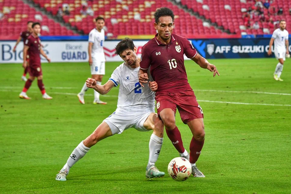 TEERASIL DAENGDA: Berpengalaman, pemain BG Pathum United ini dianggap sebagai antara penyerang paling berbisa di rantau ini. Beliau beraksi cemerlang semasa Thailand memenangi Kejohanan Asean di Singapura dua tahun lalu. Jurulatih Thailand, Alexandre Polking, berkata dalam satu sidang media pada Isnin bahawa Teerasil semakin pulih daripada kecederaan dan sudah bersedia bagi perlawanan menentang Singapura.