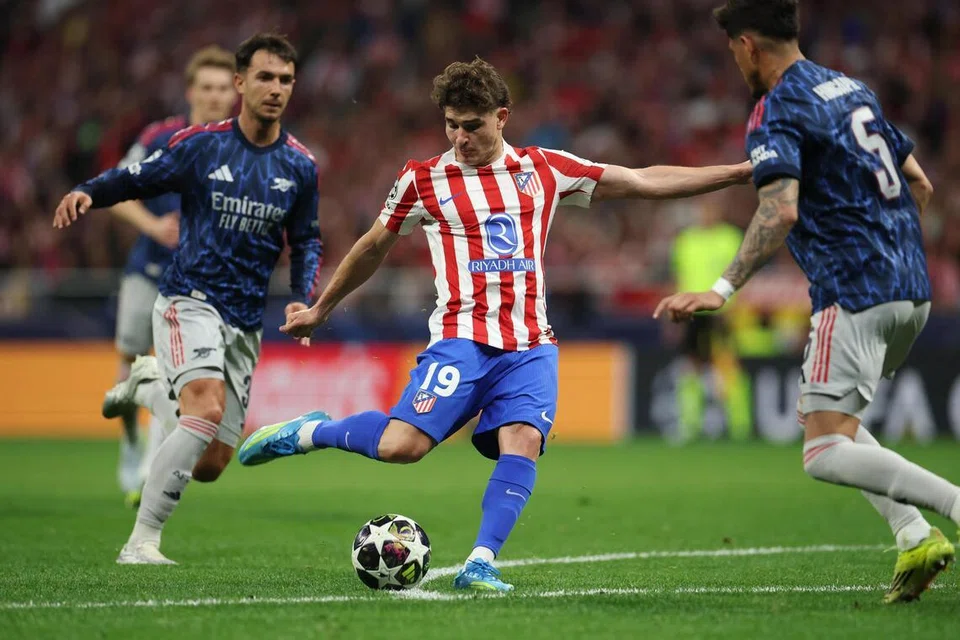 Julian Alvarez (tengah), antara penyerang berbisa di Argentina yang mampu membawa kesan besar dalam misi mempertahankan gelaran juara dunia.