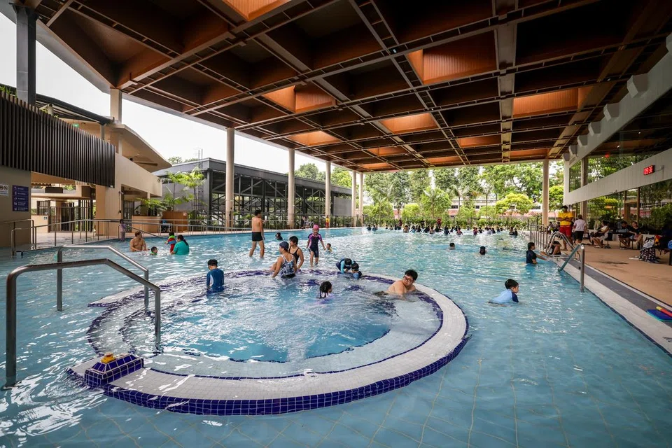 Taman Sukan ActiveSG @ Teck Ghee turut menyediakan sebuah kolam renang berbilang generasi yang bertujuan menggalak penggunaan terangkum merentasi pelbagai kumpulan usia dan kebolehan, dengan akses tanjakan yang meningkatkan lagi aksesibiliti untuk semua pengguna.