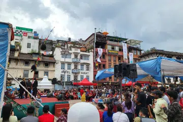PERSEMBAHAN: Ramai orang berkumpul di Dataran Durbar Kathmandu untuk menonton satu persembahan.