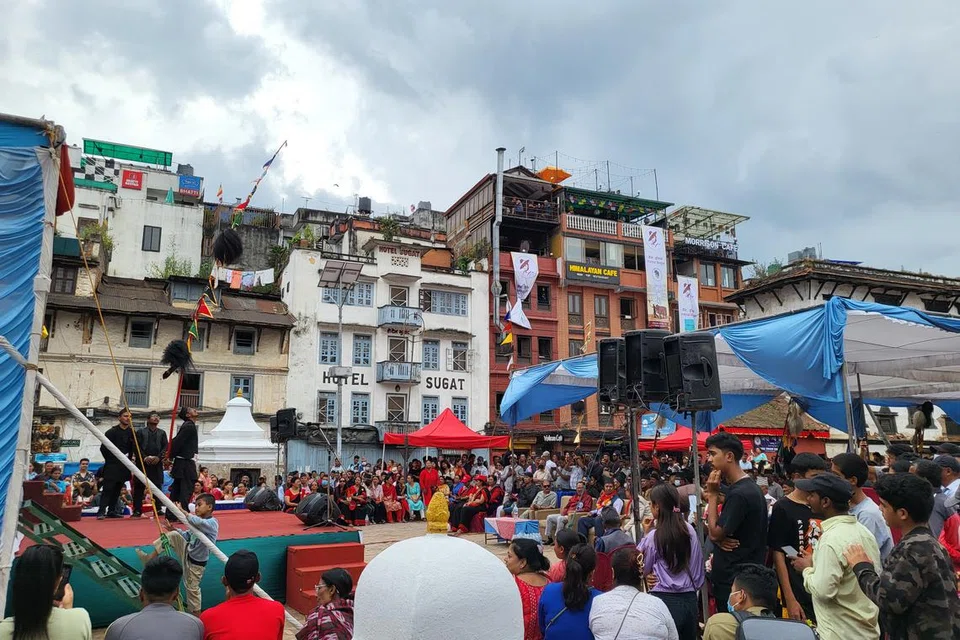 PERSEMBAHAN: Ramai orang berkumpul di Dataran Durbar Kathmandu untuk menonton satu persembahan.