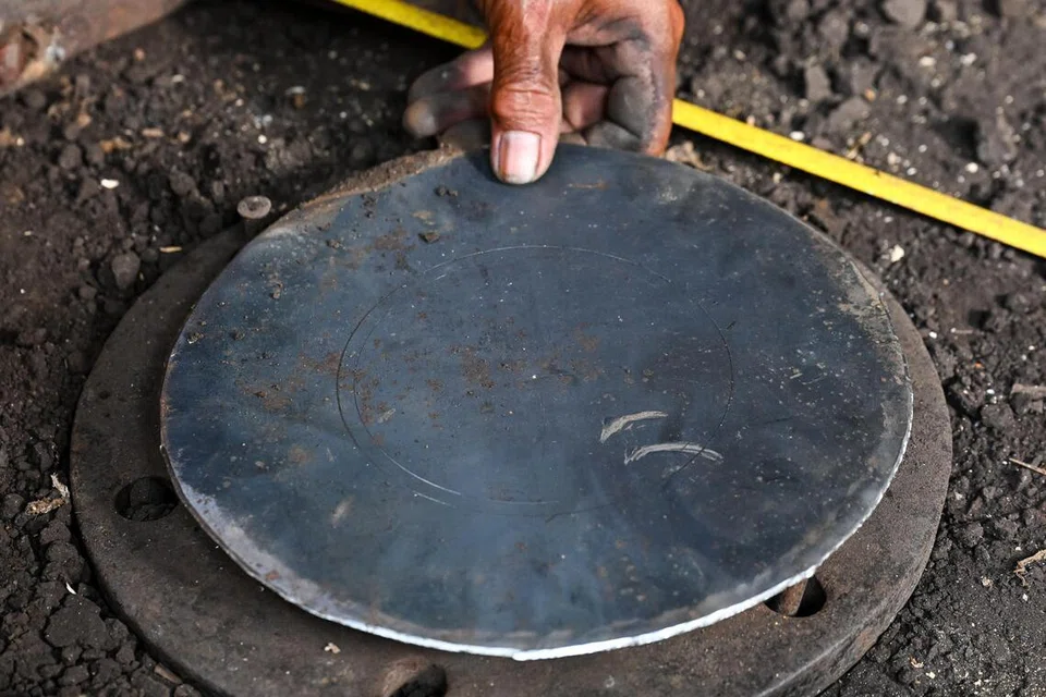 Kepingan logam bulat dan rata diukur dengan teliti bagi memastikan ketepatannya sebelum dibentuk sekali lagi dalam proses menghasilkan bonang – alat gamelan atau sejenis gong.