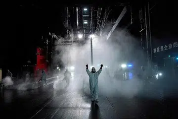 PUSAT: Sukarelawan daripada pasukan Penyelamat Langit Biru membasmi kuman di Teater Besar Qintai di Wuhan, wilayah Hubei, China - pusat pandemik Covid-19 pada 2 April 2020. - Foto fail