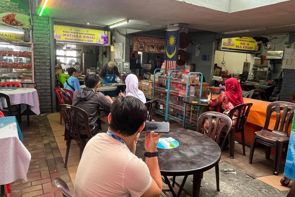 Gerai makanan pasangan adik beradik warga emas, Encik Idris Latif, 75 tahun, dan kakaknya, Cik Roshi, 79 tahun, tidak lengang dengan pengunjung.