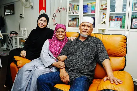 Antara lebih 1,000 penerima daging korban di bawah SalamSG Korban adalah keluarga Encik Amir Ali. Beliau tinggal bersama isterinya, Cik Kasmiati Mohamad Kassim, serta cucunya Cik Nurul Aqiesya Abdullah dan Hammad Amirul Anaqee Mohammad Amirul Aleef (tidak dalam gambar) di flat dua bilik di Toa Payoh.