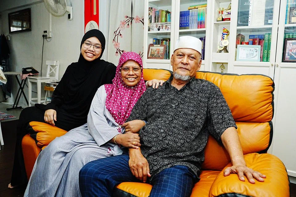 Antara lebih 1,000 penerima daging korban di bawah SalamSG Korban adalah keluarga Encik Amir Ali. Beliau tinggal bersama isterinya, Cik Kasmiati Mohamad Kassim, serta cucunya Cik Nurul Aqiesya Abdullah dan Hammad Amirul Anaqee Mohammad Amirul Aleef (tidak dalam gambar) di flat dua bilik di Toa Payoh.