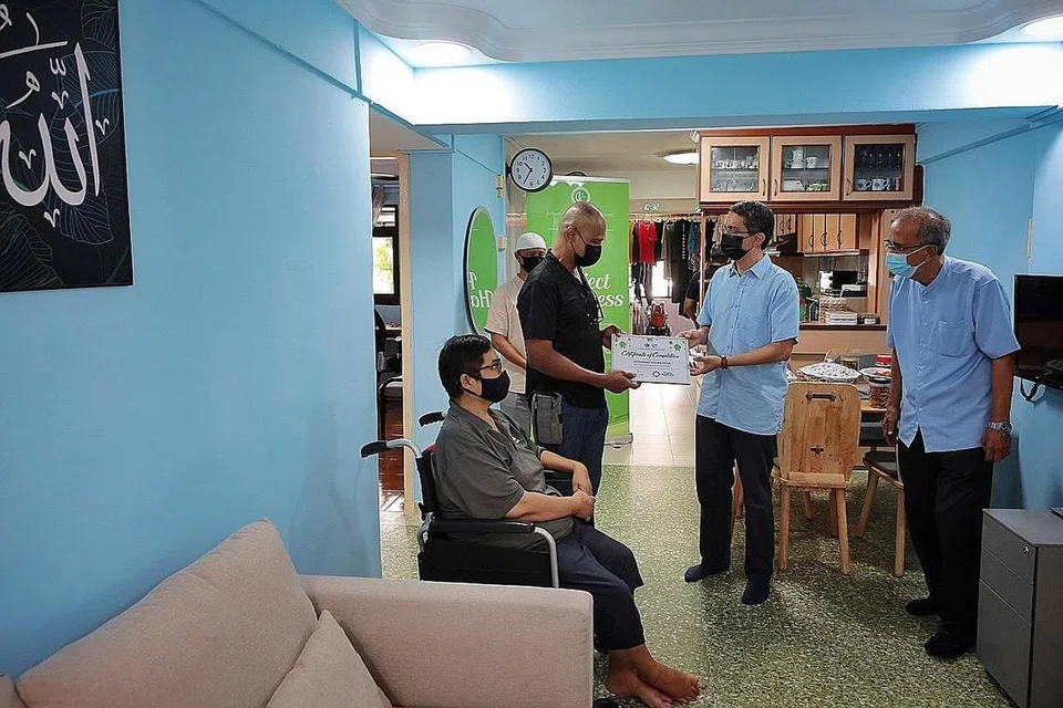 RAYA LEBIH BERMAKNA: Profesor Madya Dr Muhammad Faishal Ibrahim (dua dari kanan) menziarahi rumah Encik Anis Adam (dua dari kiri) dan isteri, Cik Shazlin Hassan, semalam selepas rumah itu diubah suai. Turut hadir Pengerusi Rumah Peralihan Jamiyah, Dr Isa Hassan (kanan), dan Encik Mohd Razib Ibrahim daripada Ghifari Event Management (berkopiah). - Foto BH oleh JASON QUAH