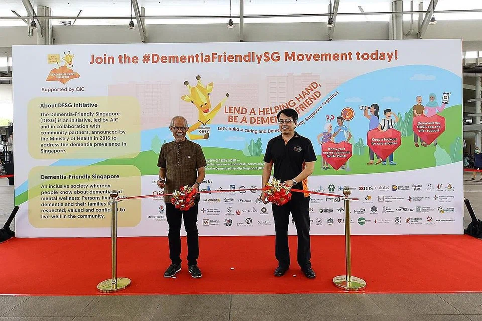 INISIATIF BARU: Encik Masagos Zulkifli (kiri) bersama Encik Tan Kwang Cheak melancarkan Pergerakan Dementia-FriendlySG (DFSG), yang merupakan tambahan kepada inisiatif-inisiatif mesra demensia yang ada selama ini. - Foto AIC