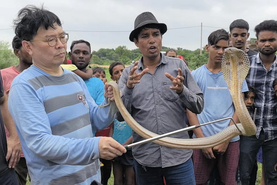 Sebagai pencinta alam, Dr Seow meluangkan masa lapang menjelajah hutan di dalam dan luar negara bagi mendokumentasikan keindahan dan keunikan ular liar. Tidak hanya mencari ular di Singapura, Dr Seow pernah memburu reptilia itu di Malaysia, Indonesia, Thailand, Filipina, India dan Taiwan.