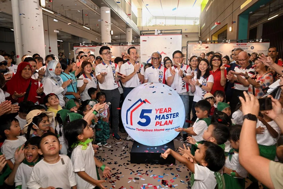 Menteri Pembangunan Sosial dan Keluarga, Encik Masagos Zulkifli Masagos Mohamad (tengah); bersama (dari kiri) Setiausaha Parlimen Kanan (Kemampanan dan Sekitaran merangkap Pengangkutan), Encik Baey Yam Keng; Menteri Negara Kanan (Tenaga Manusia merangkap Kemampanan dan Sekitaran), Dr Koh Poh Koon;  Mayor CDC North East, Encik Desmond Choo; dan penasihat kedua badan akar umbi GRC Tampines, Dr Charlene Chen, di pelancaran pelan induk lima tahun Tampines.